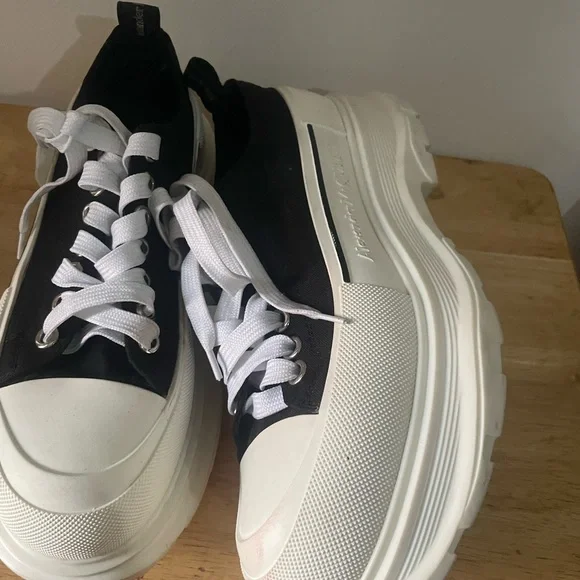 ❤️MEN ❤️Alexander McQueen Black and White Sneakers